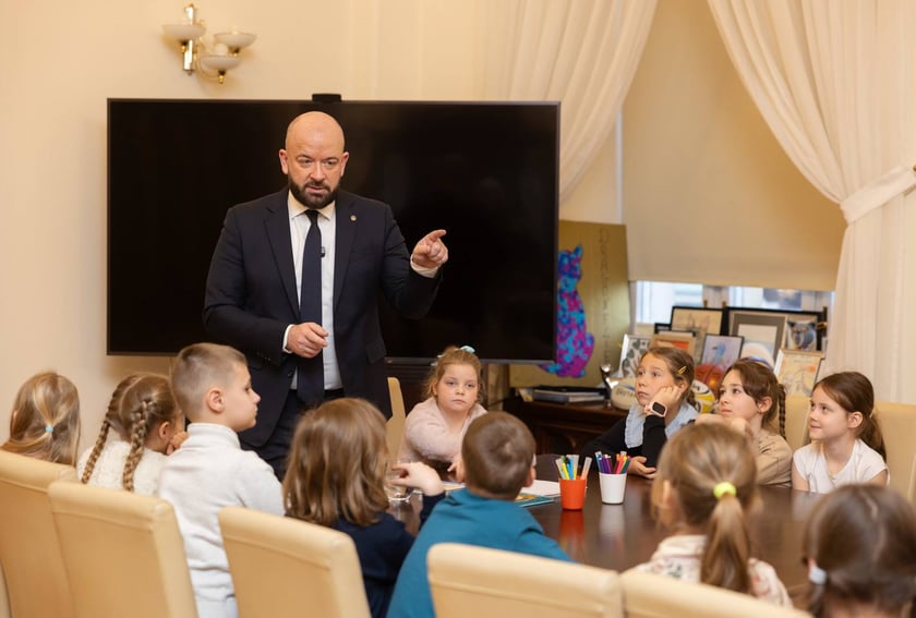 Dzieci ze Szkoły Podstawowej 99, przy ul. Głubczyckiej 3, klasa III &ndash; 24 dzieci i klasa II &ndash; 23 dzieci