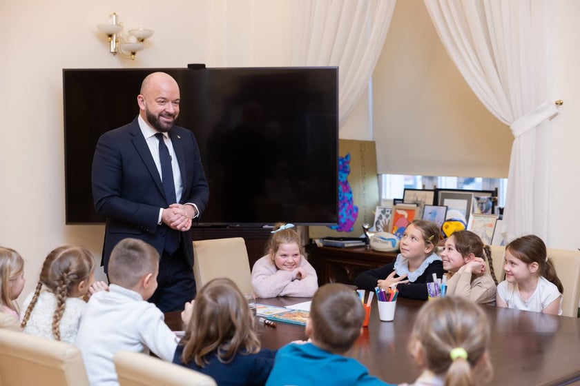 Dzieci ze Szkoły Podstawowej 99, przy ul. Głubczyckiej 3, klasa III &ndash; 24 dzieci i klasa II &ndash; 23 dzieci