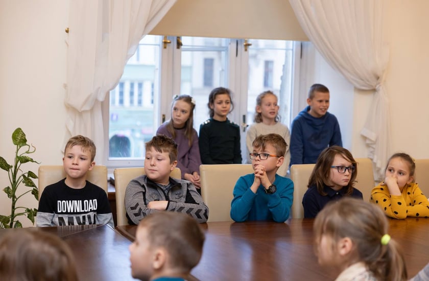 Dzieci ze Szkoły Podstawowej 99, przy ul. Głubczyckiej 3, klasa III &ndash; 24 dzieci i klasa II &ndash; 23 dzieci