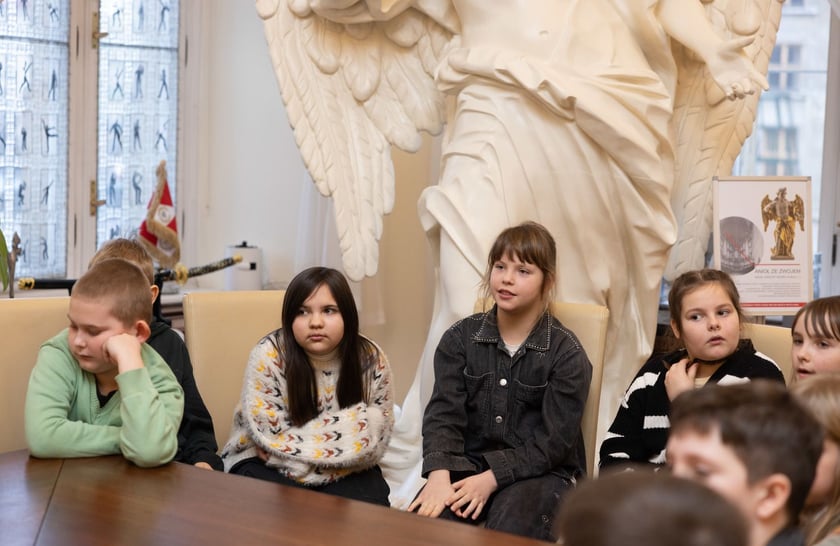 Dzieci ze Szkoły Podstawowej 99, przy ul. Głubczyckiej 3, klasa III &ndash; 24 dzieci i klasa II &ndash; 23 dzieci