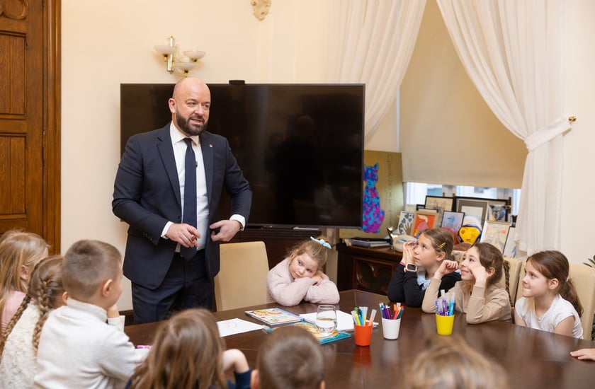 Dzieci ze Szkoły Podstawowej 99, przy ul. Głubczyckiej 3, klasa III &ndash; 24 dzieci i klasa II &ndash; 23 dzieci