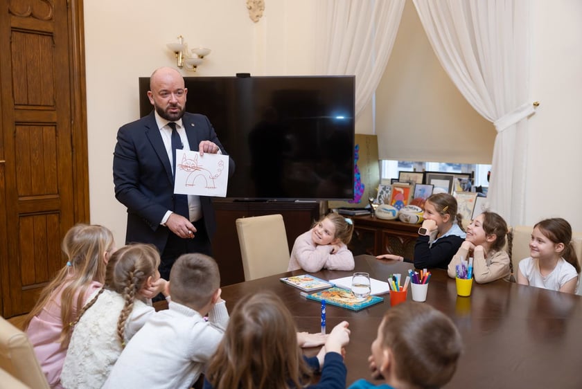 Dzieci ze Szkoły Podstawowej 99, przy ul. Głubczyckiej 3, klasa III &ndash; 24 dzieci i klasa II &ndash; 23 dzieci