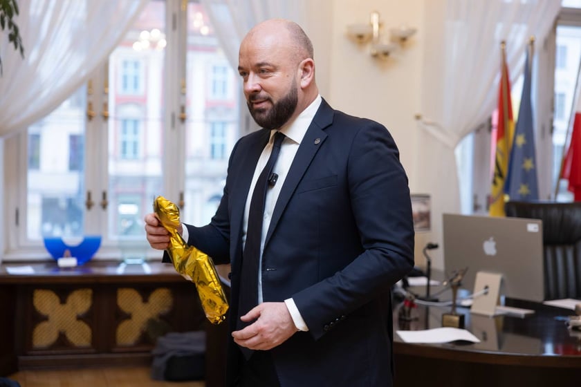 Dzieci ze Szkoły Podstawowej 99, przy ul. Głubczyckiej 3, klasa III &ndash; 24 dzieci i klasa II &ndash; 23 dzieci