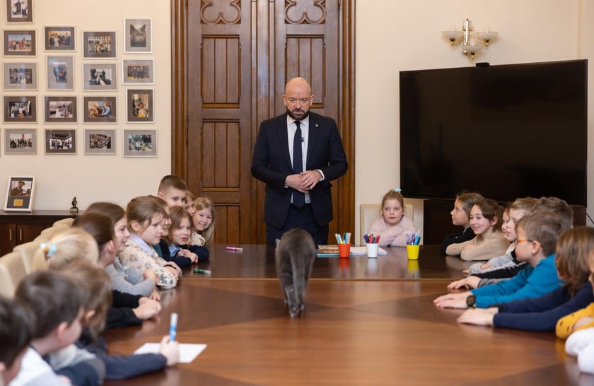 Dzieci ze Szkoły Podstawowej 99, przy ul. Głubczyckiej 3, klasa III &ndash; 24 dzieci i klasa II &ndash; 23 dzieci