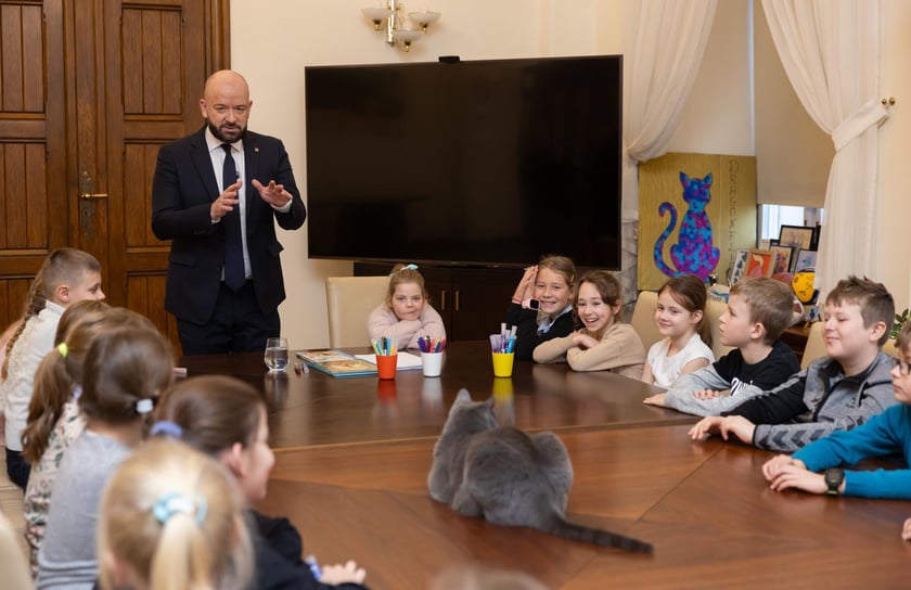Dzieci ze Szkoły Podstawowej 99, przy ul. Głubczyckiej 3, klasa III &ndash; 24 dzieci i klasa II &ndash; 23 dzieci