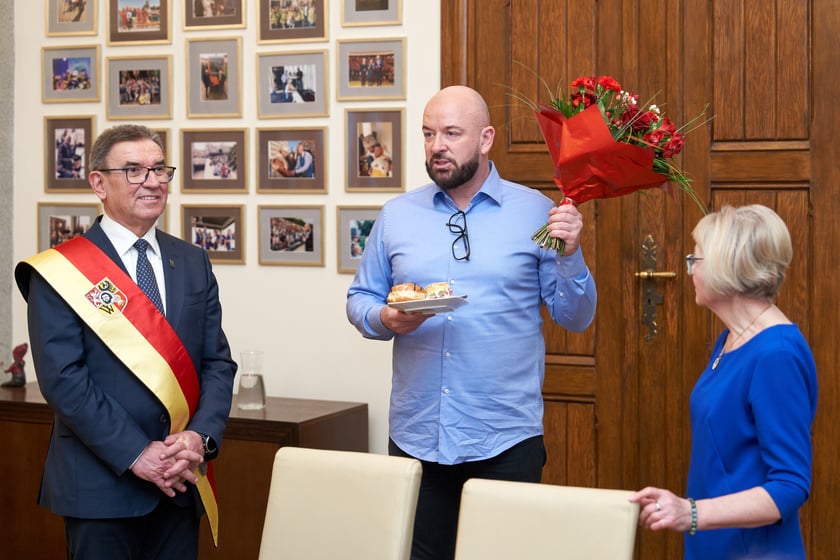Wizyta seniorów w gabinecie  prezydenta Wrocławia