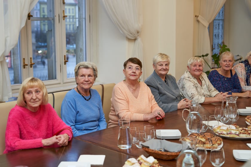 Wizyta seniorów w gabinecie  prezydenta Wrocławia