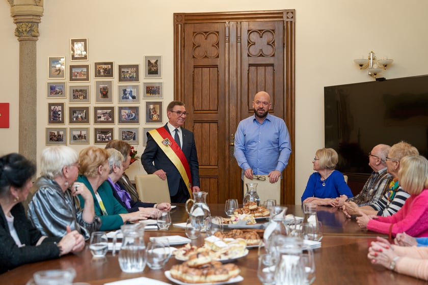 Wizyta seniorów w gabinecie  prezydenta Wrocławia