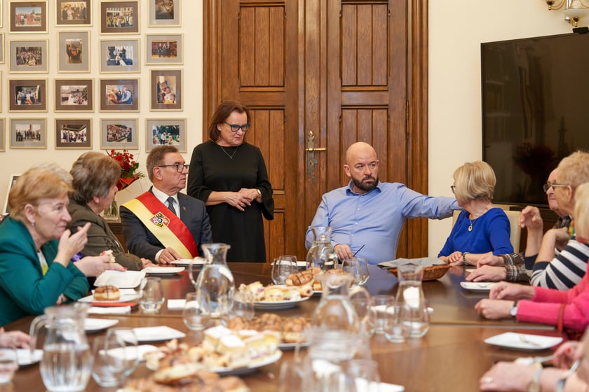 Wizyta seniorów w gabinecie  prezydenta Wrocławia