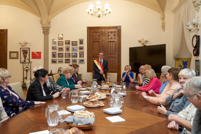 Wizyta seniorów w gabinecie  prezydenta Wrocławia