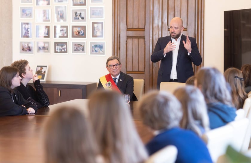Wizyta młodzieży w gabinecie prezydenta Wrocławia Jacka Sutryka&nbsp;