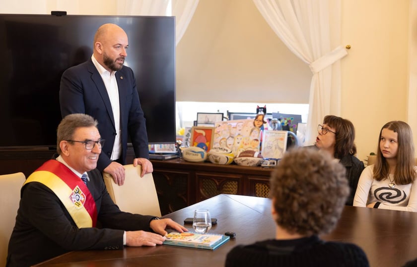 Wizyta młodzieży w gabinecie prezydenta Wrocławia Jacka Sutryka&nbsp;