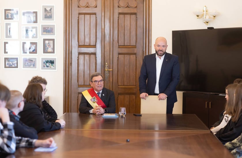 Wizyta młodzieży w gabinecie prezydenta Wrocławia Jacka Sutryka&nbsp;