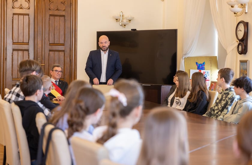 Wizyta młodzieży w gabinecie prezydenta Wrocławia Jacka Sutryka&nbsp;