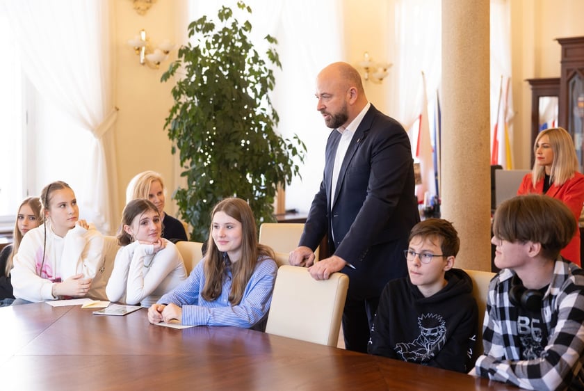 Wizyta młodzieży w gabinecie prezydenta Wrocławia Jacka Sutryka&nbsp;
