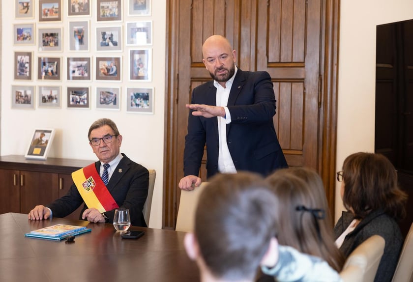 Wizyta młodzieży w gabinecie prezydenta Wrocławia Jacka Sutryka&nbsp;