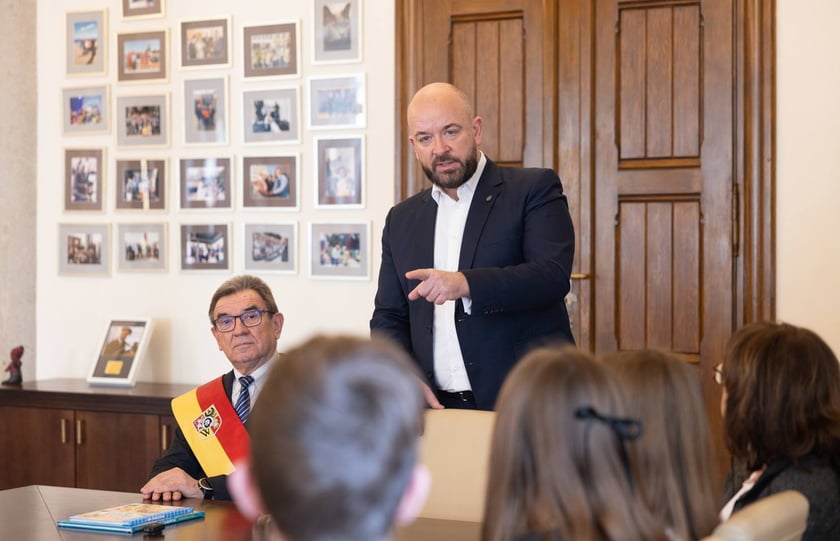 Wizyta młodzieży w gabinecie prezydenta Wrocławia Jacka Sutryka&nbsp;