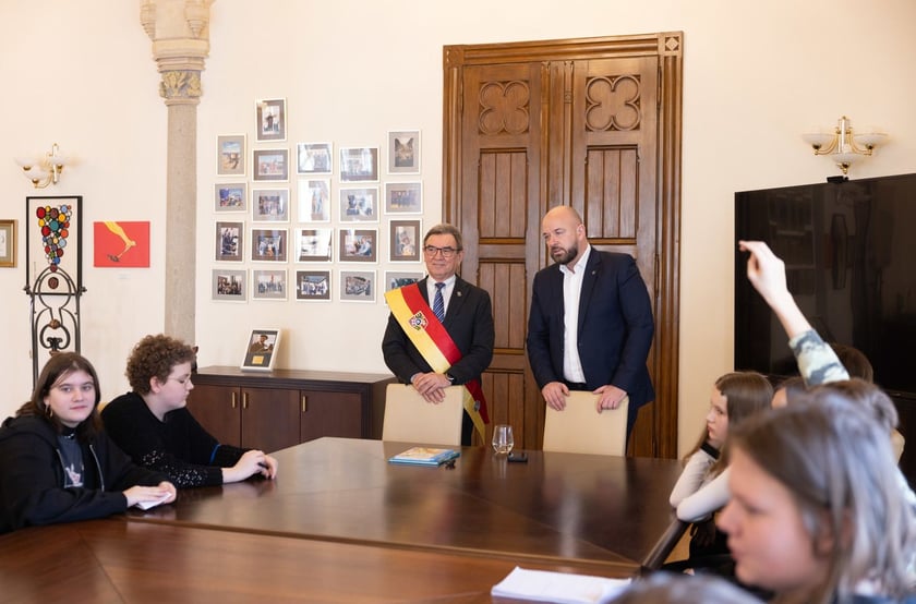 Wizyta młodzieży w gabinecie prezydenta Wrocławia Jacka Sutryka&nbsp;