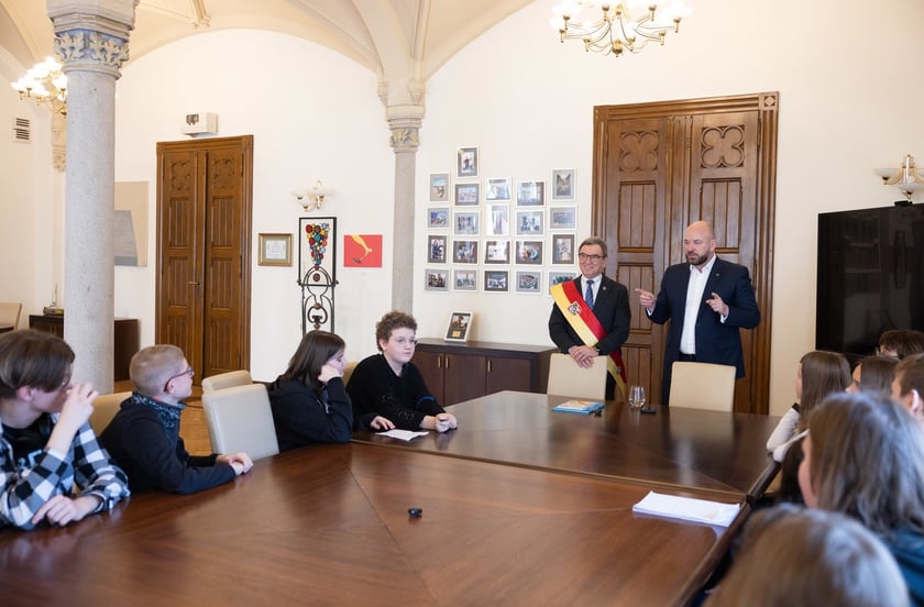 Wizyta młodzieży w gabinecie prezydenta Wrocławia Jacka Sutryka&nbsp;