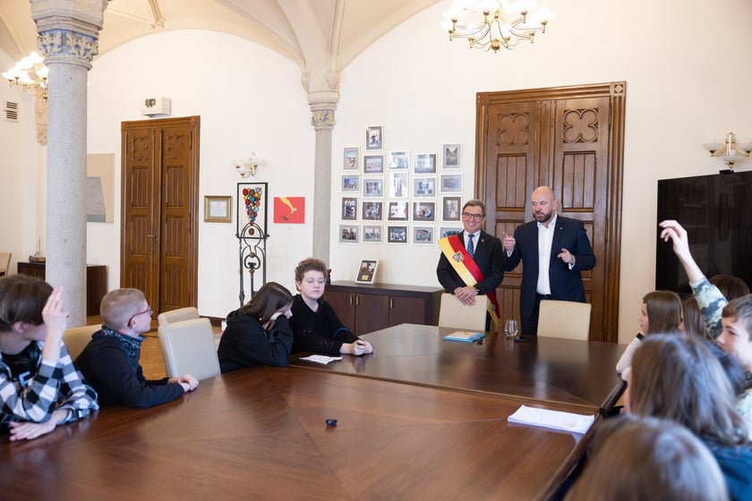 Wizyta młodzieży w gabinecie prezydenta Wrocławia Jacka Sutryka&nbsp;