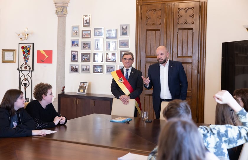 Wizyta młodzieży w gabinecie prezydenta Wrocławia Jacka Sutryka&nbsp;