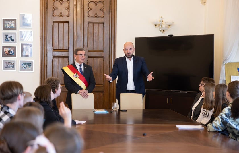 Wizyta młodzieży w gabinecie prezydenta Wrocławia Jacka Sutryka&nbsp;