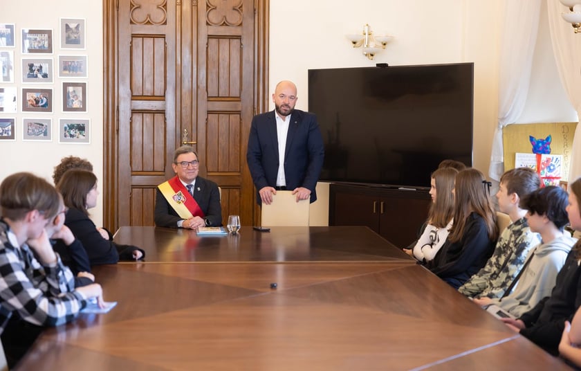 Wizyta młodzieży w gabinecie prezydenta Wrocławia Jacka Sutryka&nbsp;