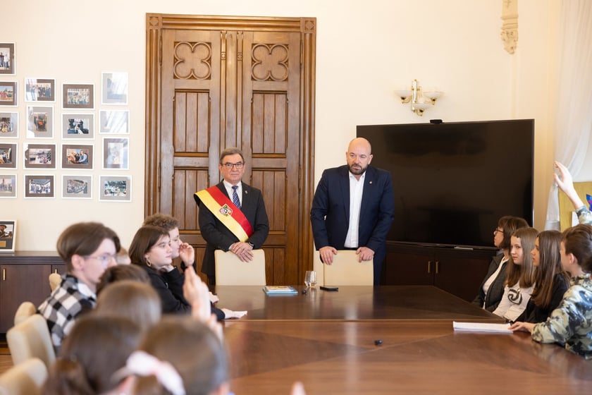 Wizyta młodzieży w gabinecie prezydenta Wrocławia Jacka Sutryka&nbsp;