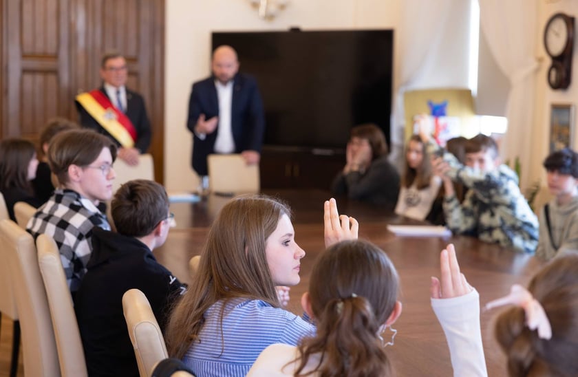 Wizyta młodzieży w gabinecie prezydenta Wrocławia Jacka Sutryka&nbsp;