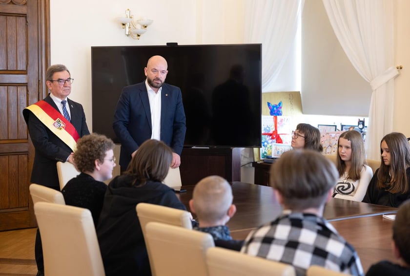 Wizyta młodzieży w gabinecie prezydenta Wrocławia Jacka Sutryka&nbsp;