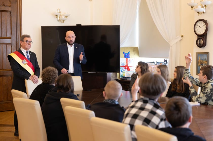 Wizyta młodzieży w gabinecie prezydenta Wrocławia Jacka Sutryka&nbsp;