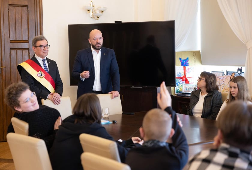 Wizyta młodzieży w gabinecie prezydenta Wrocławia Jacka Sutryka&nbsp;