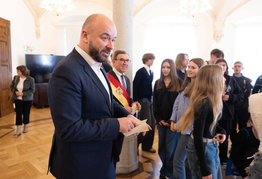 Wizyta młodzieży w gabinecie prezydenta Wrocławia Jacka Sutryka&nbsp;