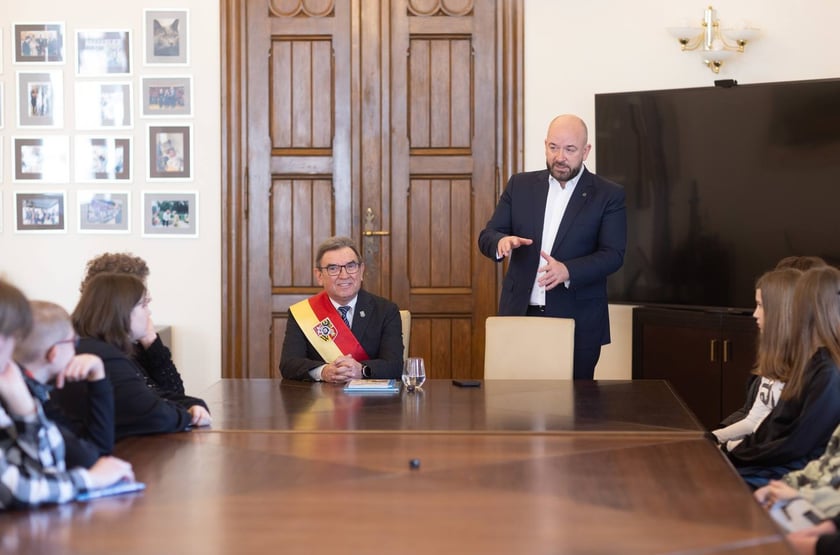 Wizyta młodzieży w gabinecie prezydenta Wrocławia Jacka Sutryka&nbsp;