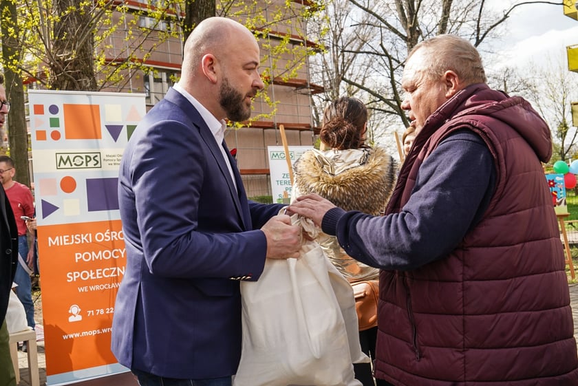 Paczki wielkanocne w domu Na Ciepłej (MOPS), 27 marca 2024 roku