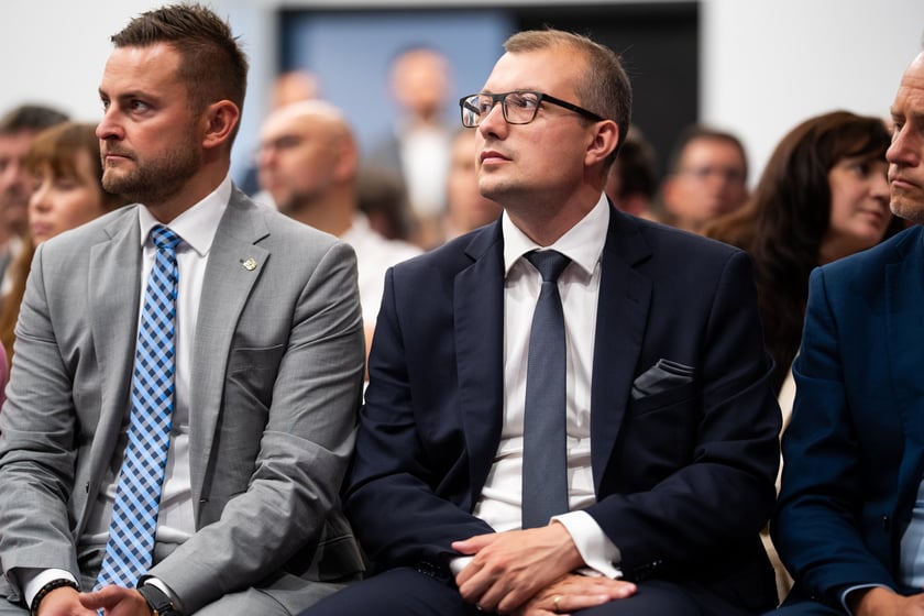 Od lewej siedzą Michał Rado, wicemarszałek dolnośląski i Mateusz Żak, wiceprezydent Wrocławia