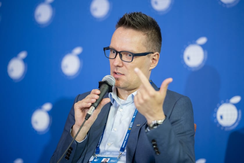 Dr Wojciech Buła z pitchera.ai podczas panelu „Wrocławski Ekosystem 2030. Od doliny outsourcingu do hubu DeepTech w sercu Europy”, Forum Ekonomiczne w Karpaczu, 9 września 2026 r.