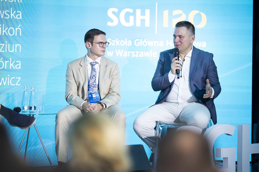 Sebastian Kawałko z Nvidii (z mikrofonem) podczas panelu „Startup jako partner nie ciekawostka: Jak budować skuteczne mosty między dużymi organizacjami a innowatorami?”, Forum Ekonomiczne 9 września 2026 r.