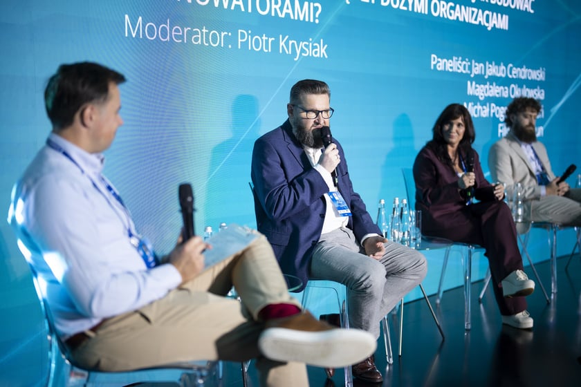 Jakub Cendrowski (w środku), podczas panelu „Startup jako partner nie ciekawostka: Jak budować skuteczne mosty między dużymi organizacjami a innowatorami?”, Forum Ekonomiczne 9 września 2026 r.