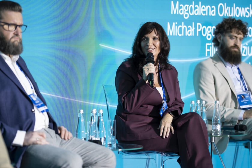 Magdalena Okulowska (z mikrofonem), prezes Agencji Rozwoju Aglomeracji Wrocławskiej podczas panelu „Startup jako partner nie ciekawostka: Jak budować skuteczne mosty między dużymi organizacjami a innowatorami?”, Forum Ekonomiczne 9 września 2026 r.