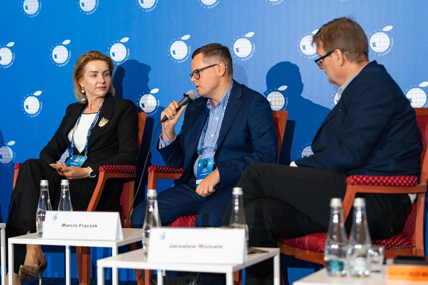 Marcin Frączek z PKF Polska  (w środku) podczas panelu WRO Venture Connect 2.0 na Forum Ekonomicznym, 8 września 2026 r.