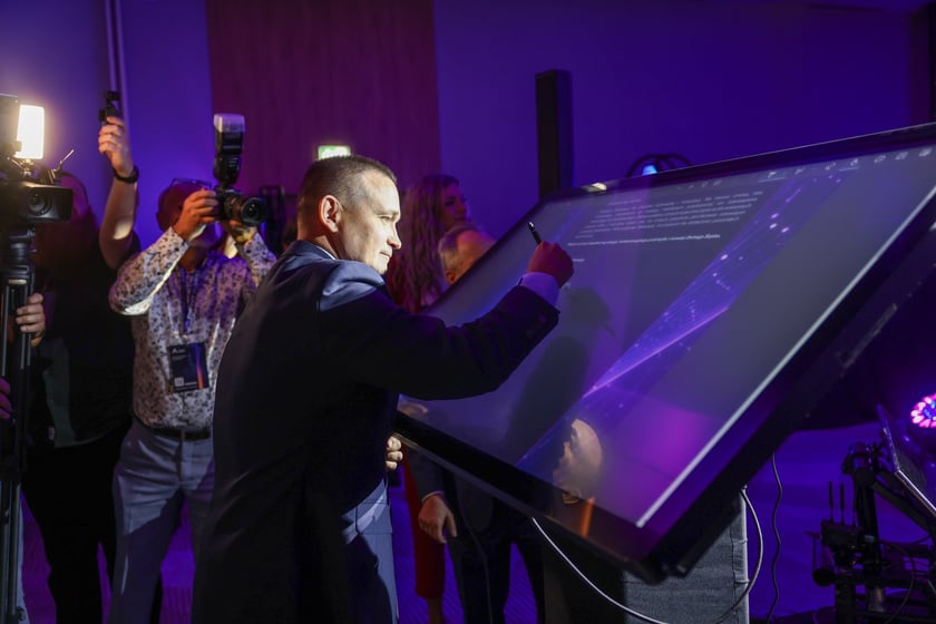 Michał Jaros, wiceminister rozwoju i technologii podpisuje deklarację na rzecz „Dolnośląskiego Paktu dla Energii, Przemysłu i Globalnych Inwestycji”.
