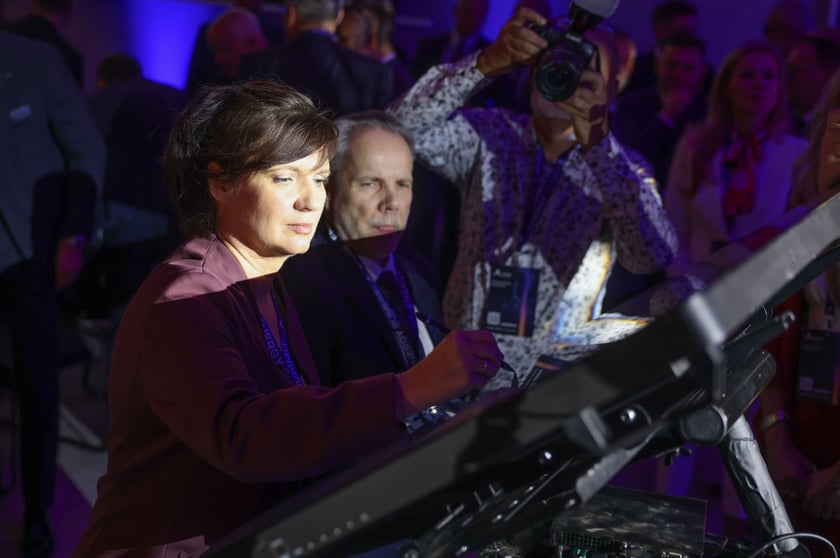 Magdalena Okulowska, prezes ARAW podpisuje deklarację na rzecz „Dolnośląskiego Paktu dla Energii, Przemysłu i Globalnych Inwestycji”.