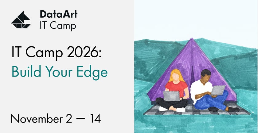 Grafika zapowiadająca IT Camp 2026 z ilustracją dwóch osób pracujących na laptopach przed namiotem na tle zielonych wzgórz. Darmowy kurs IT online. Trwają zapisy na IT Camp 2026