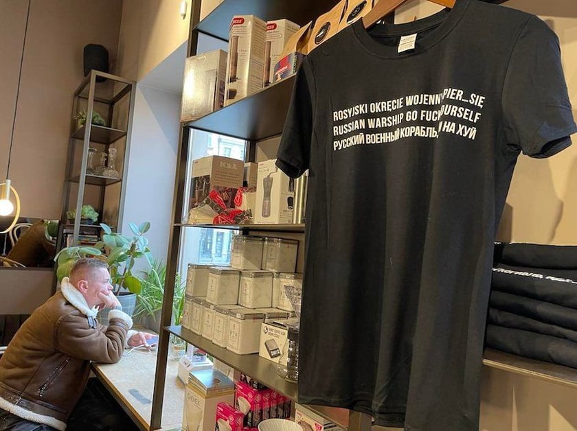 W Paloma Cafe cały dochód ze sprzedaży koszulek z charakterystycznym napisem przeznaczony jest na pomoc Ukrainie.