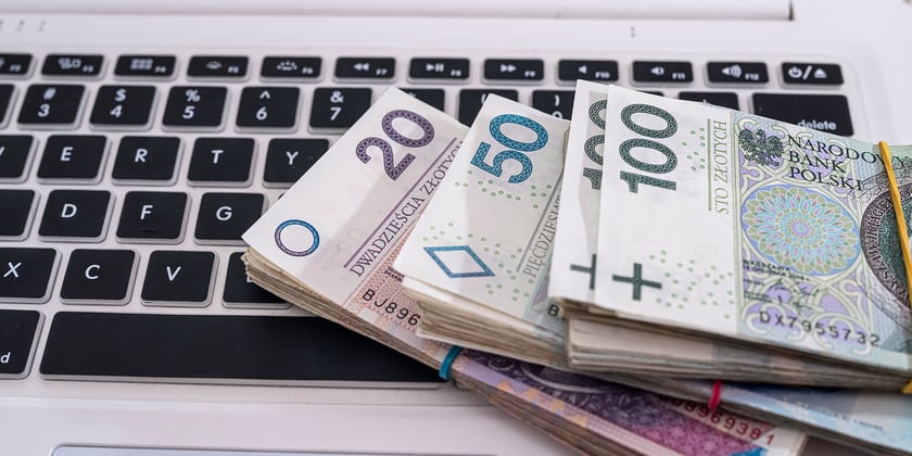 Kiedy wrocławianie i wszyscy Polacy dostaną pieniądze w ramach bezwarunkowego dochodu podstawowego? Tego jeszcze nie wiadomo, bo rząd nie podjął w tej sprawie decyzji. W 2021 r. ekonomiści wyliczyli BDP na 1200 złotych dla każdego Polaka. 