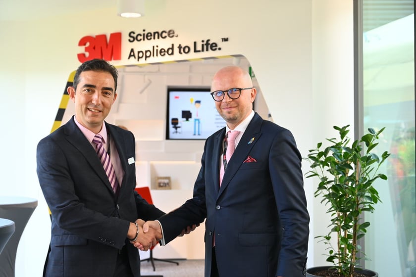 Od prawej strony: Jakub Mazur, wiceprezydent Wrocławia i Vangelis Savvas, dyrektor 3M Global Service Center Poland