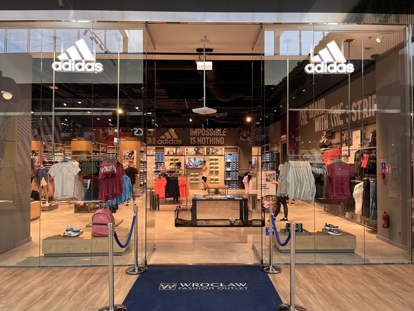 Adidas w centrum handlowym Wrocław Fashion Outlet (dawne Factory) przy ul Granicznej