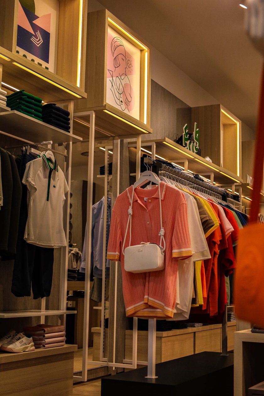 Lacoste w centrum handlowym Wrocław Fashion Outlet (dawne Factory) przy ul Granicznej