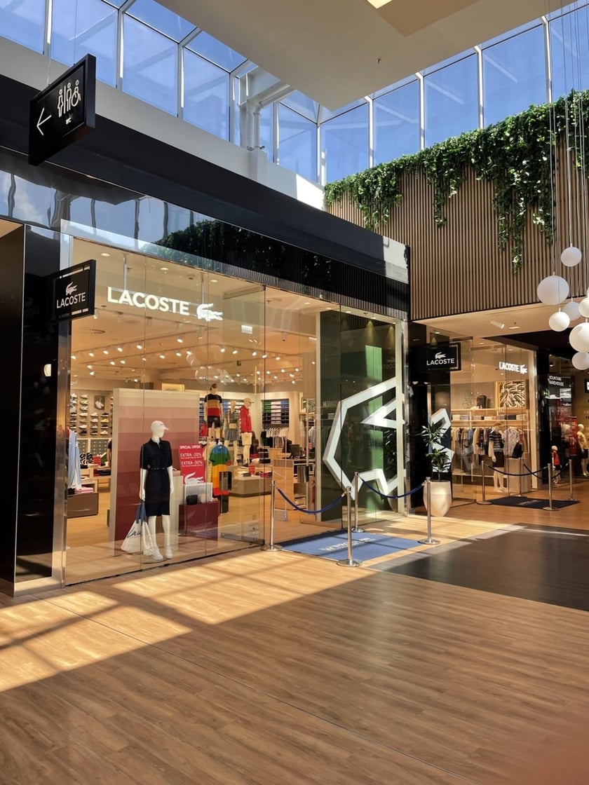 Lacoste w centrum handlowym Wrocław Fashion Outlet (dawne Factory) przy ul Granicznej